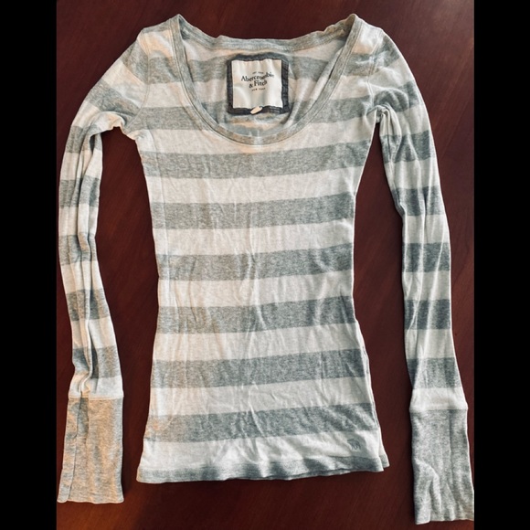 Abercrombie & Fitch Tops - Abercrombie & Fitch Women’s Long-Sleeve Tee. EUC.